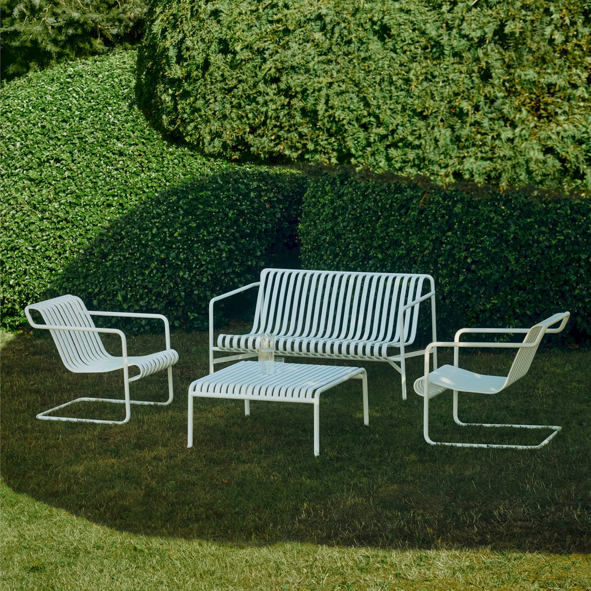 Fauteuil lounge bas Palissade Cantilever de Ronan et Erwan Bouroullec - Hay-vue d’ambiance 3-The Woods Gallery