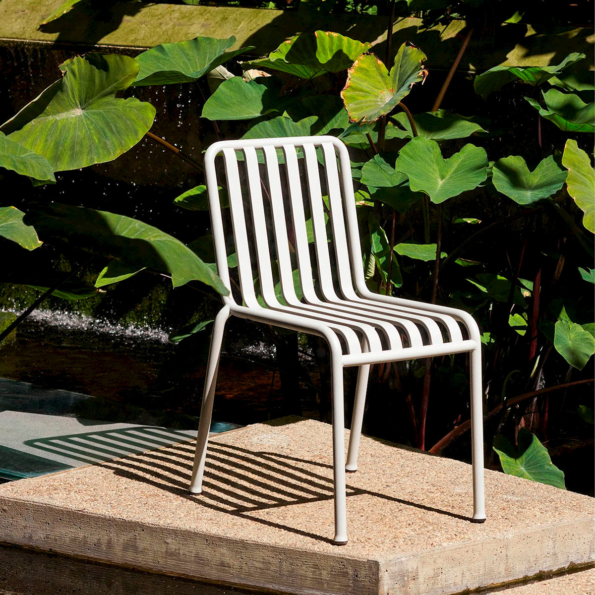 Chaise empilable Palissade - Hay-vue d’ambiance 2-The Woods Gallery