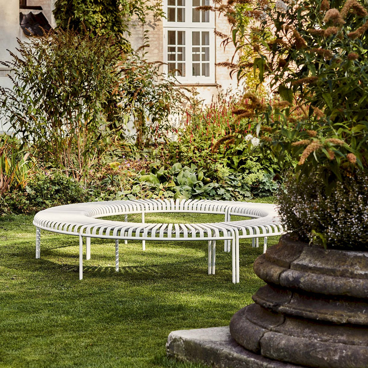 Banc arrondi Palissade avec pied central - Hay-vue d’ambiance 2-The Woods Gallery