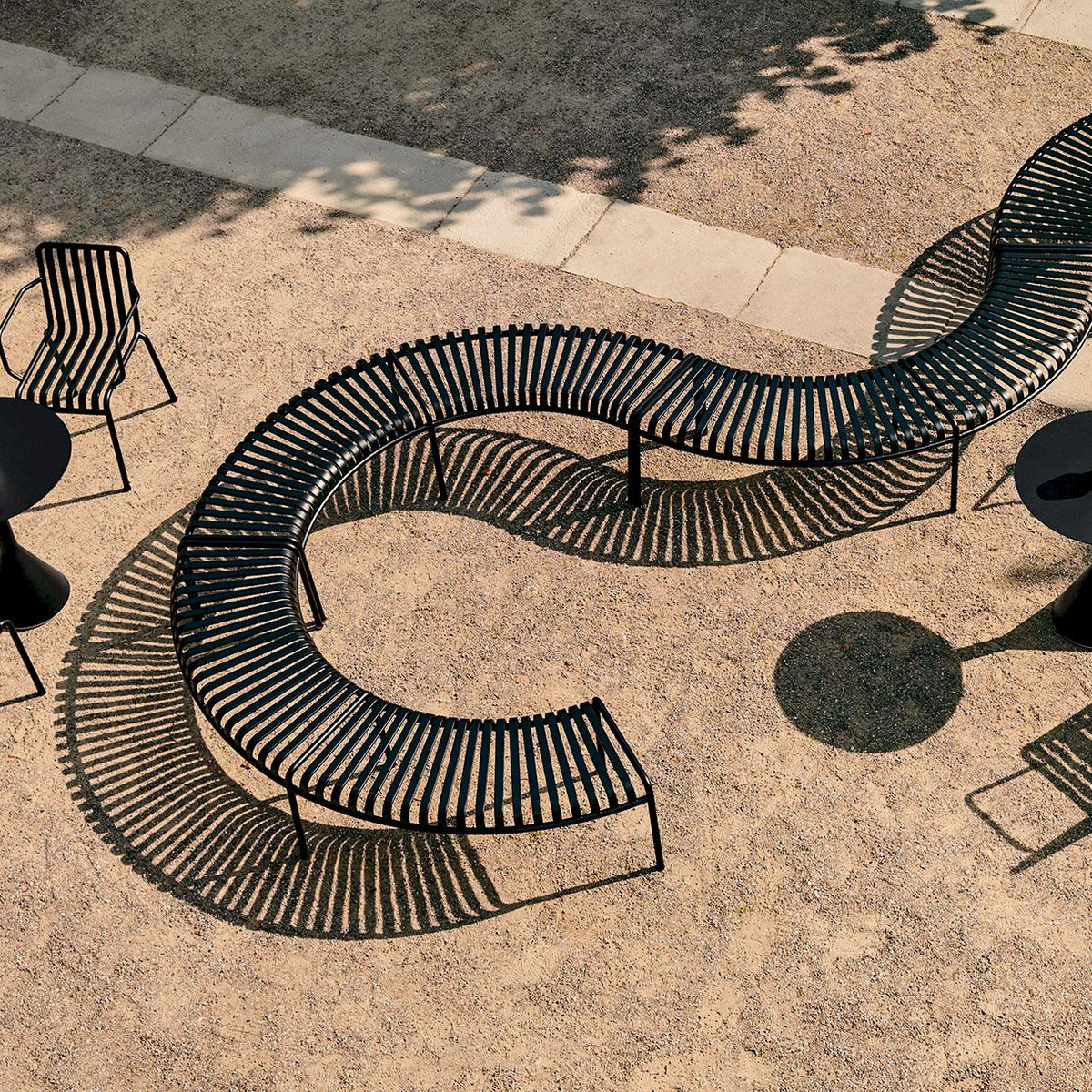 Banc arrondi Palissade avec pied central - Hay-vue d’ambiance 3-The Woods Gallery