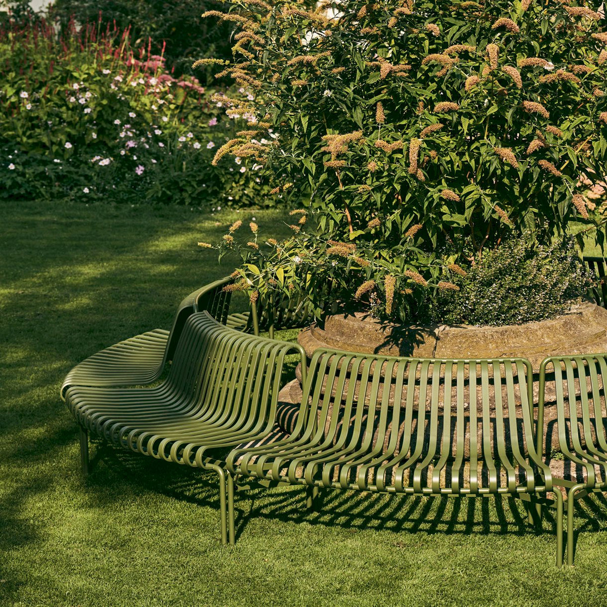 Banc arrondi Palissade Park Dining in/out - Hay-vue d’ambiance-The Woods Gallery