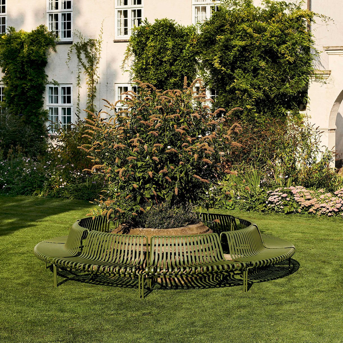 Banc arrondi Palissade Park Dining in/out - Hay-vue d’ambiance 2-The Woods Gallery