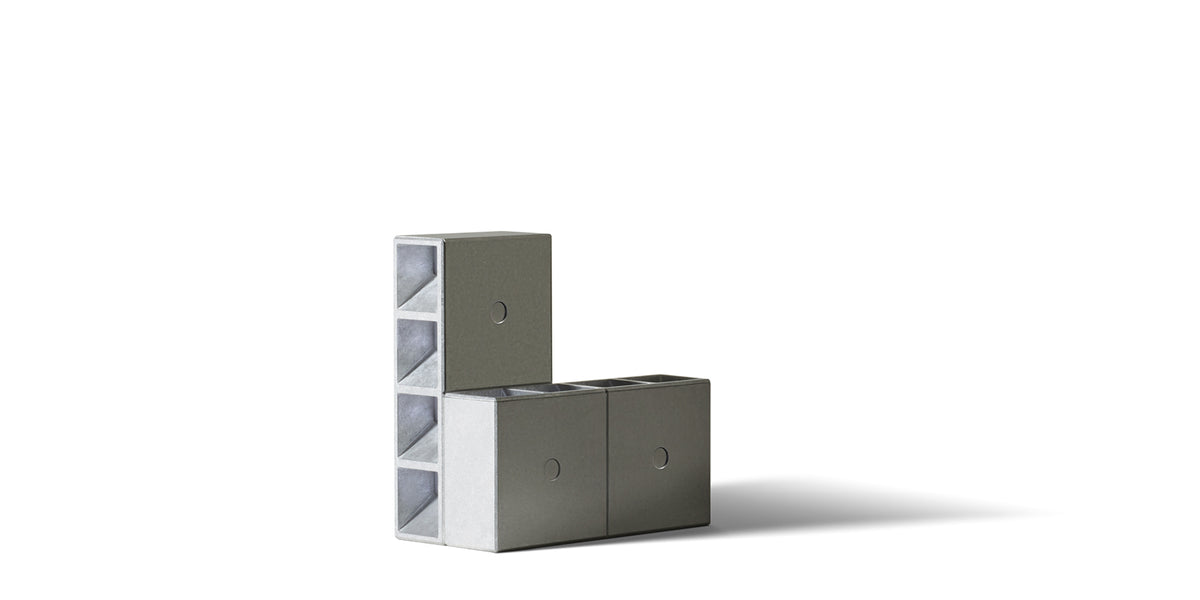 Lampe à poser Tsai Light de Mario Tsai - Cassina-blocs en béton gris assemblés en L-Cassina