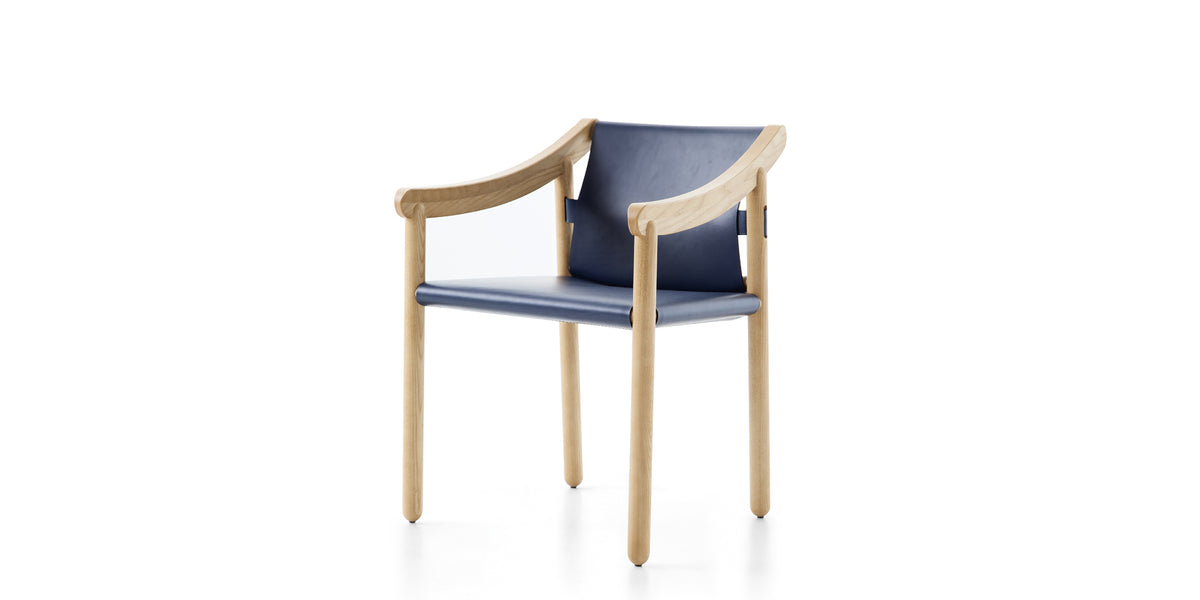 Chaise 905 de Vico Magistretti - Cassina-vue de trois quarts, assise en cuir bleu-Cassina