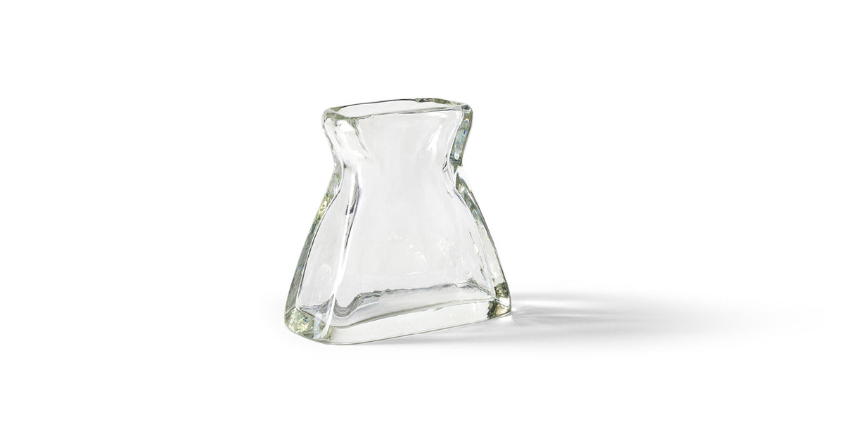 Vase à fleurs échancré de Charlotte Perriand - Cassina-vase en verre transparent, vue de face-Cassina