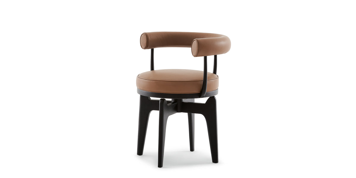 Fauteuil pivotant 528 Indochine de Charlotte Perriand - Cassina-vue de trois quarts, assise cuir fauve, piétement noir-Cassina