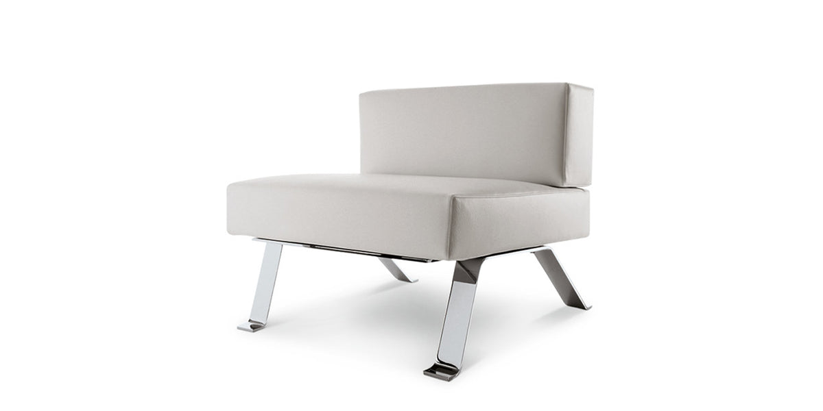 Fauteuil 512 Ombra de Charlotte Perriand - Cassina-vue de trois quarts, fauteuil bas clair sur pieds chromés-Cassina