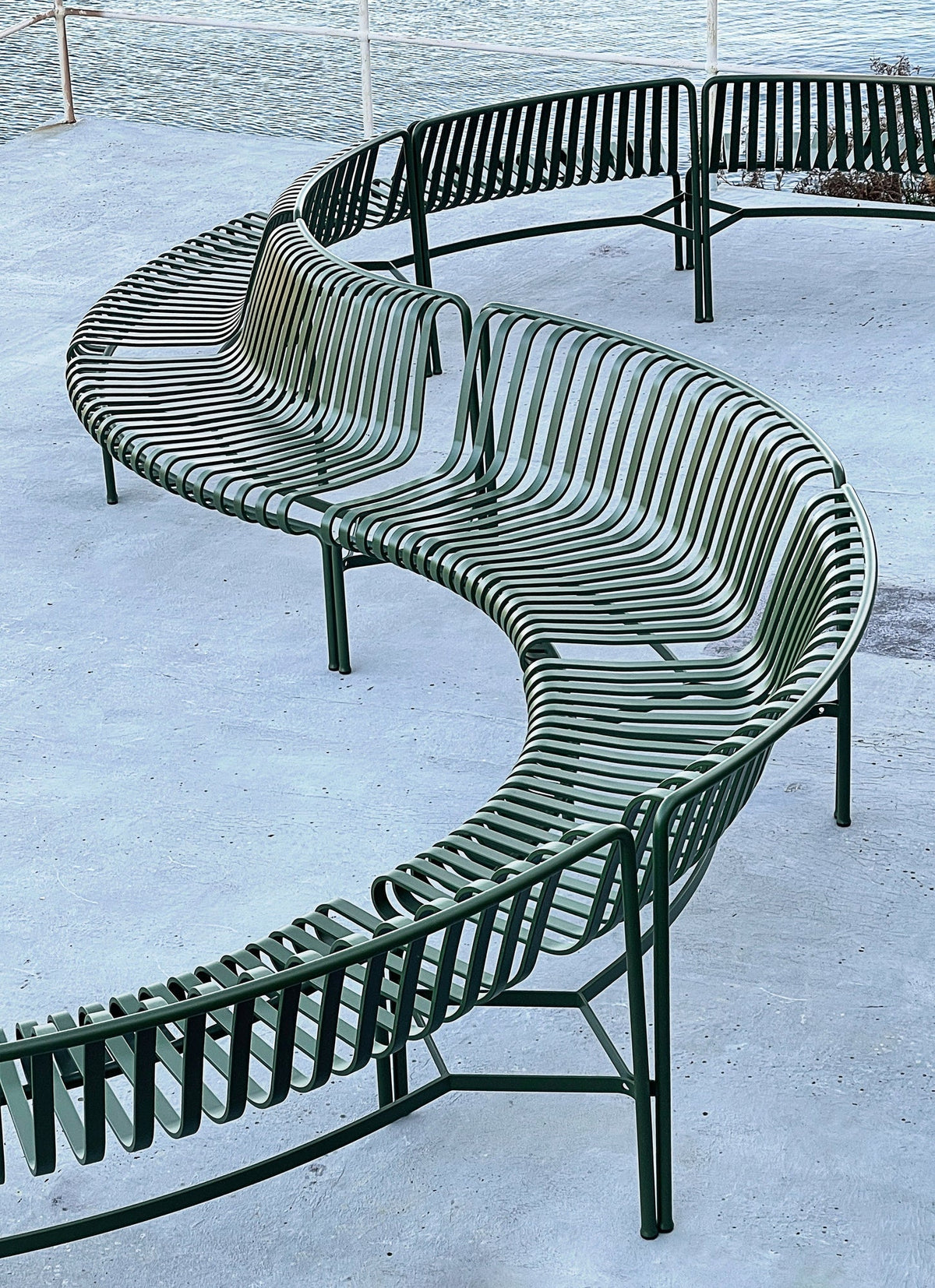 Banc arrondi Palissade Park Dining out/out - Hay-en situation-The Woods Gallery