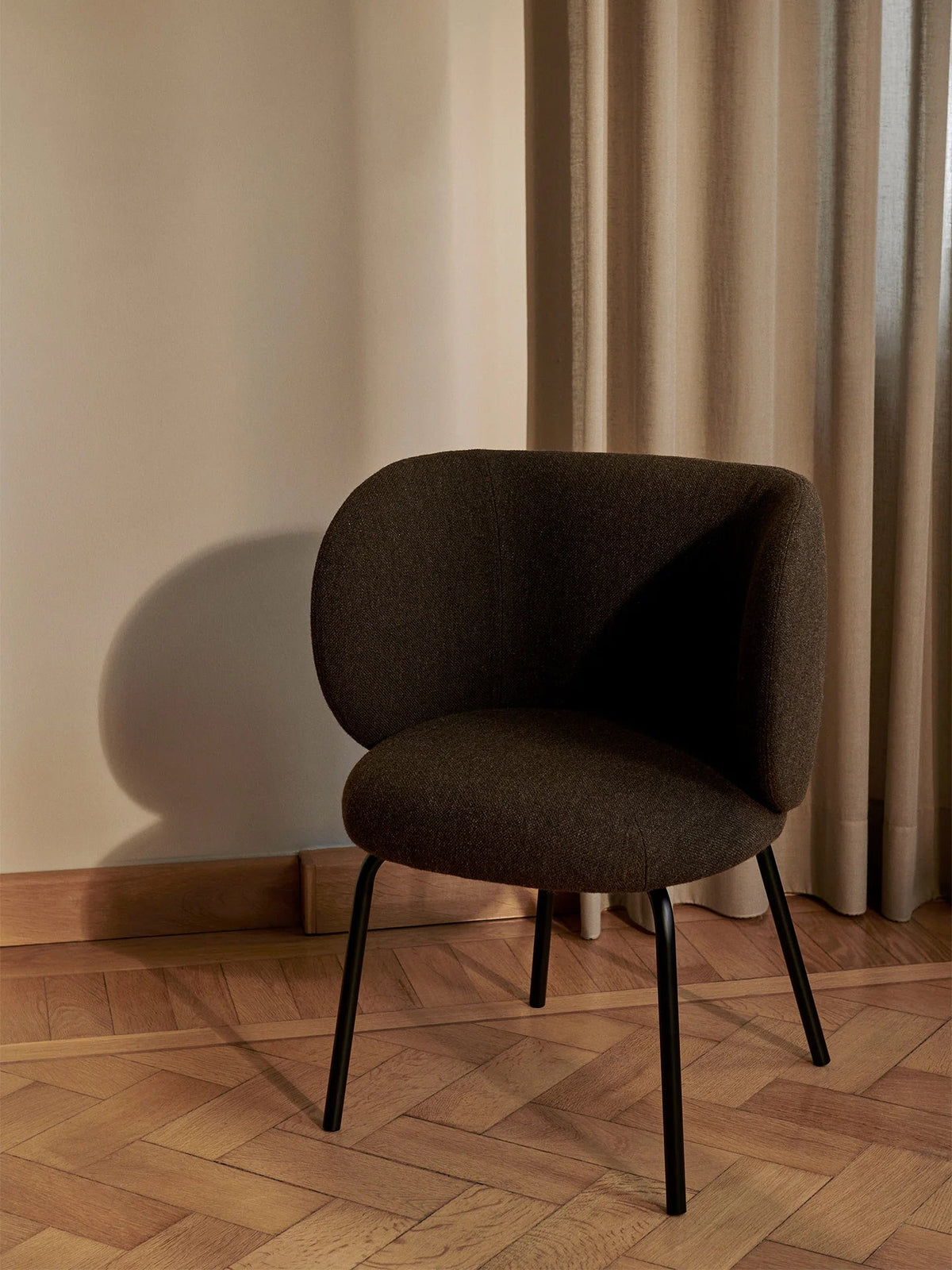 Chaise Rico Dark Grey Brown - Ferm Living-Structure Noir-The Woods Gallery