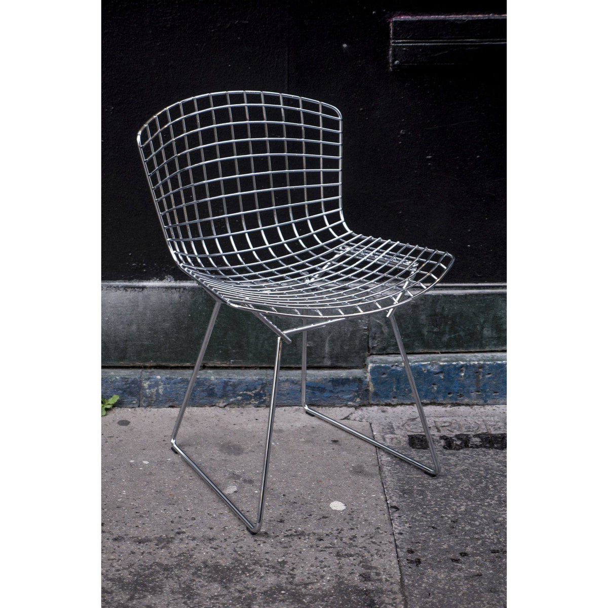 Chaise Wire de Harry Bertoia - Knoll - Vintage-vue de trois quarts, en extérieur-The Woods Gallery