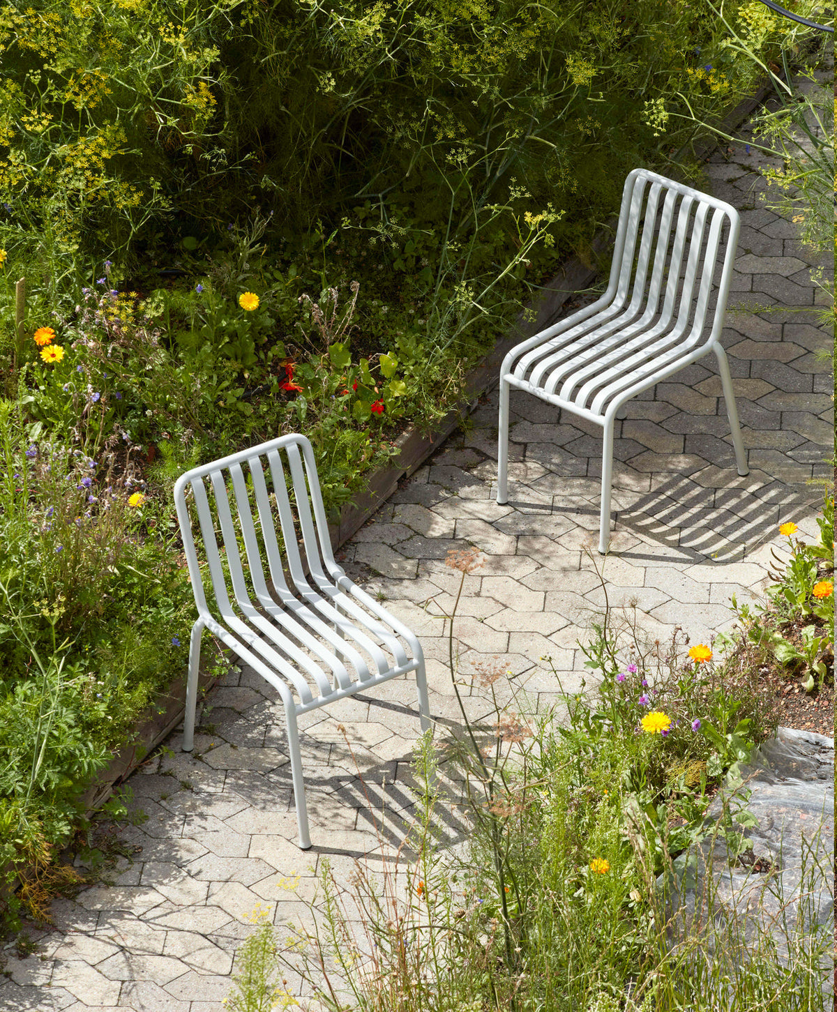 Chaise empilable Palissade - Hay-en situation 5-The Woods Gallery