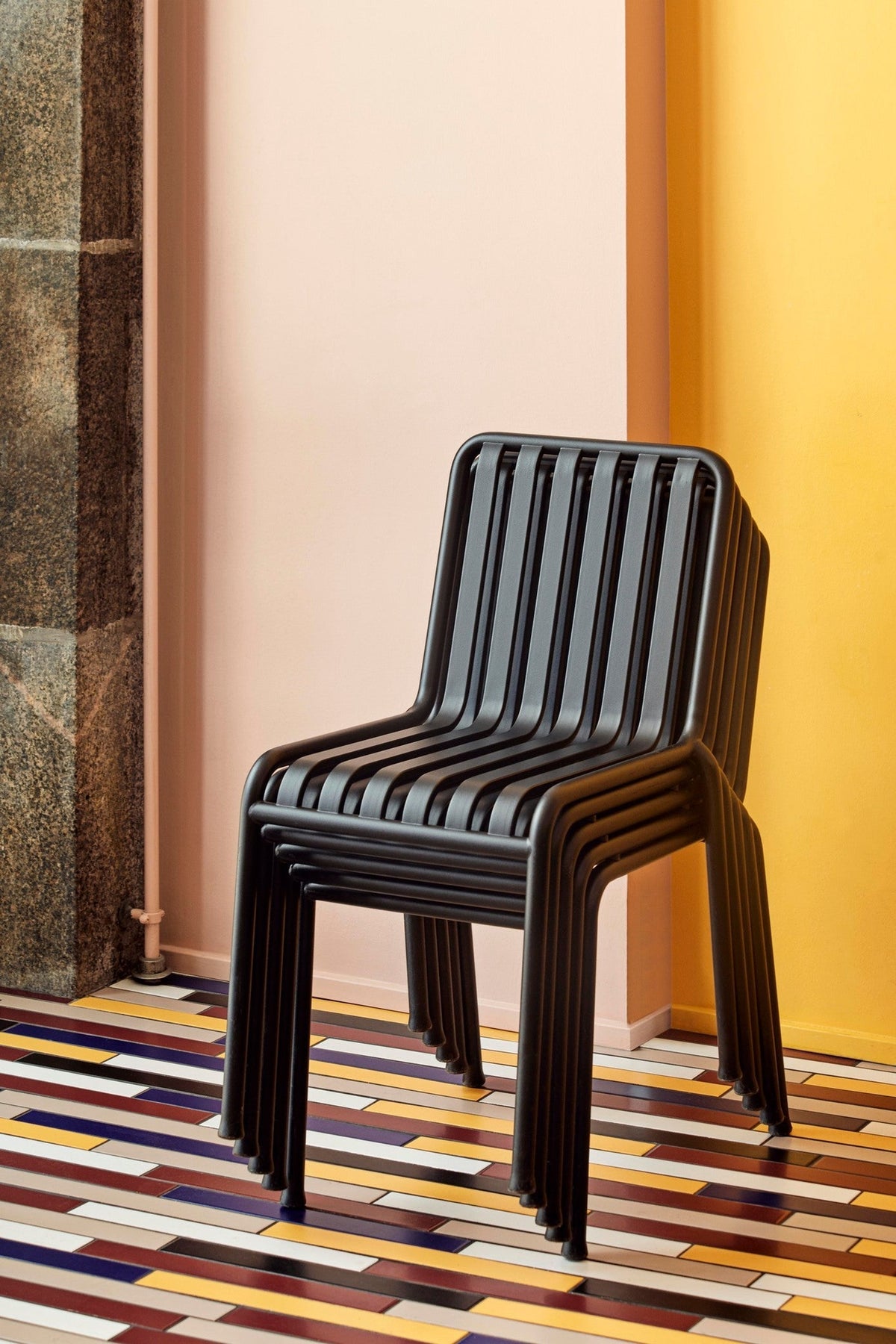 Chaise empilable Palissade - Hay-en situation 6-The Woods Gallery