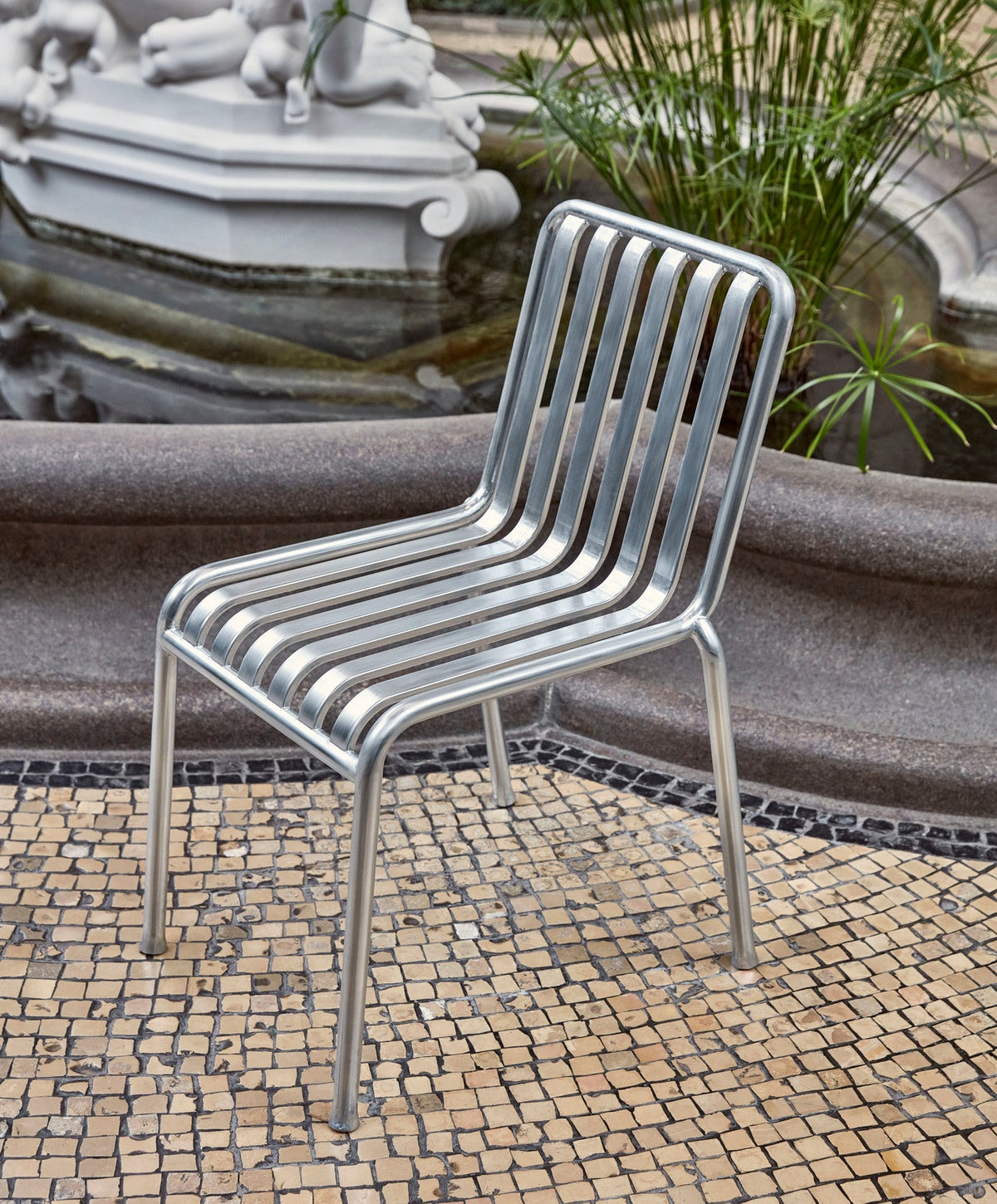 Chaise empilable Palissade - Hay-en situation 7-The Woods Gallery