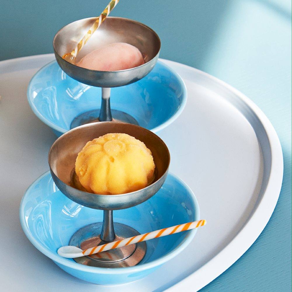 Coupe à glace Italian Ice Cup - Hay-deux exemplaires garnis sur un plateau bleu-The Woods Gallery