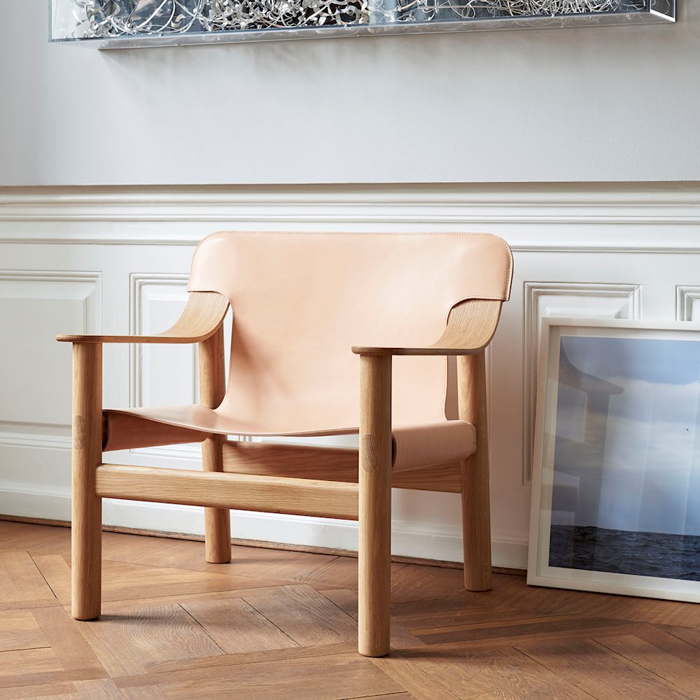 Fauteuil Bernard par Shane Schneck - Hay-en situation devant une plinthe et des cadres-The Woods Gallery