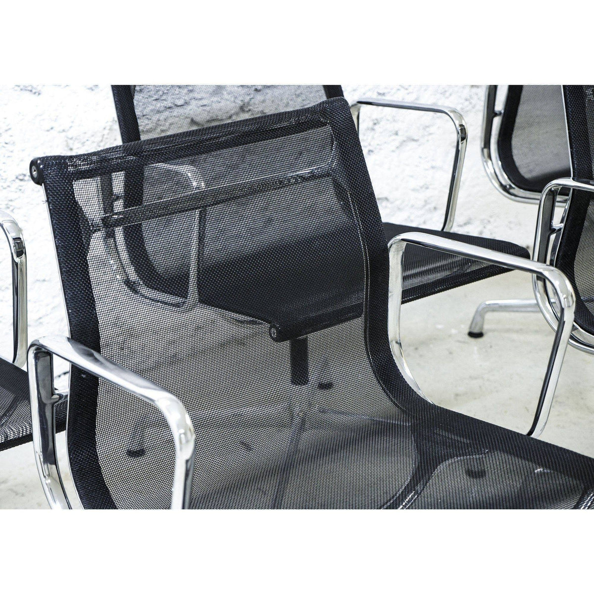 Fauteuil EA 107 Résille Noir de Charles & Ray Eames - Vitra -Vintage-The Woods Gallery