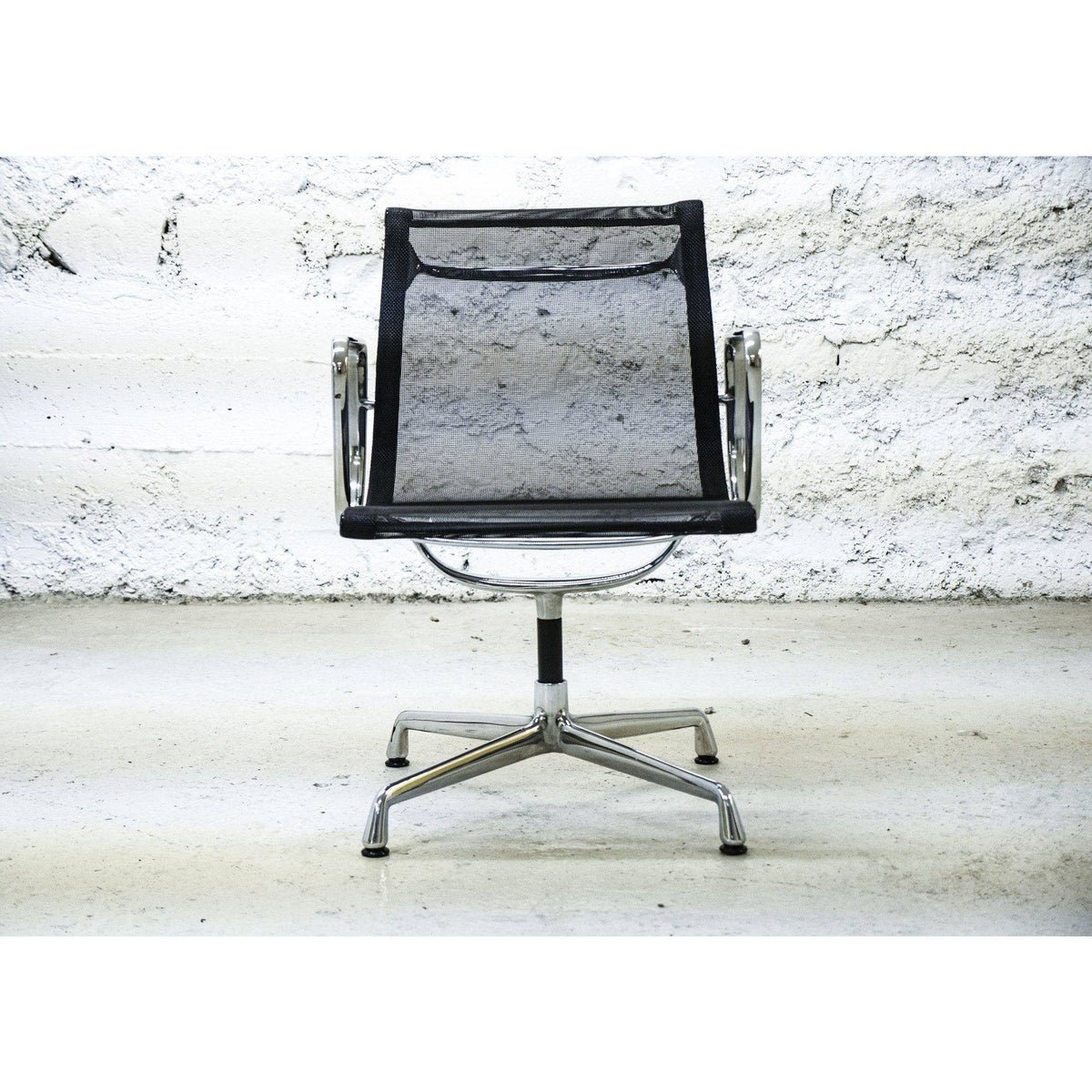 Fauteuil EA 107 Résille Noir de Charles & Ray Eames - Vitra -Vintage-The Woods Gallery