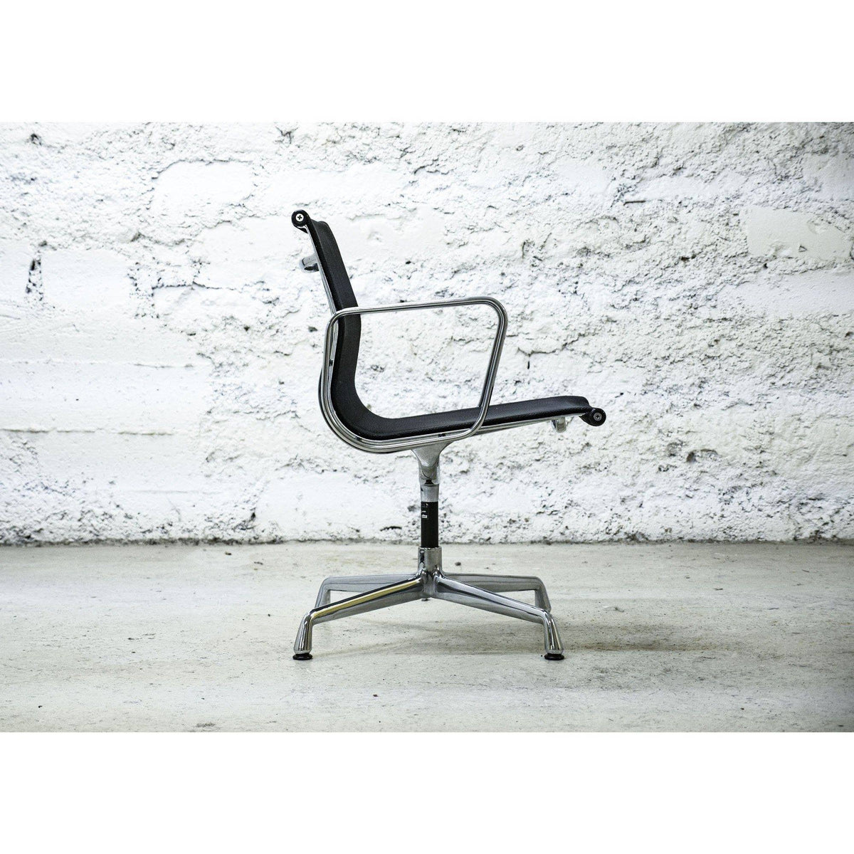 Fauteuil EA 107 Résille Noir de Charles & Ray Eames - Vitra -Vintage-The Woods Gallery