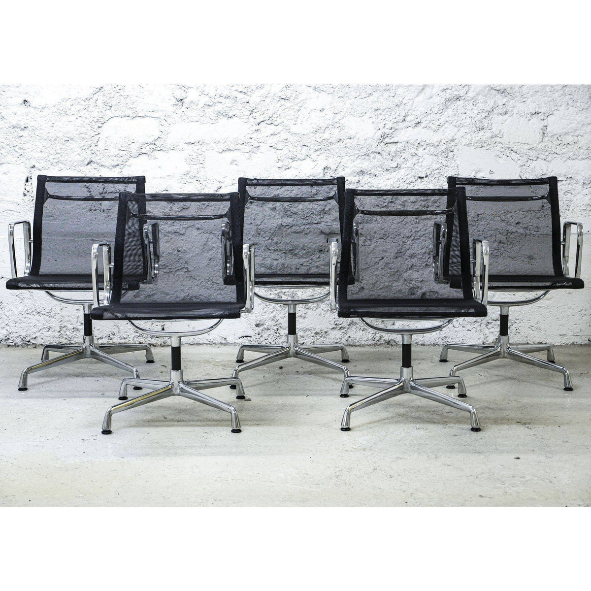 Fauteuil EA 107 Résille Noir de Charles & Ray Eames - Vitra -Vintage-The Woods Gallery