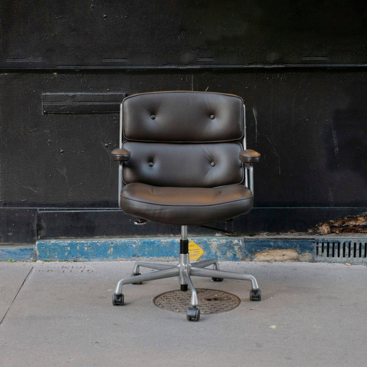 Fauteuil Lobby Chair Marron de Charles & Ray Eames - Vitra - Vintage-The Woods Gallery