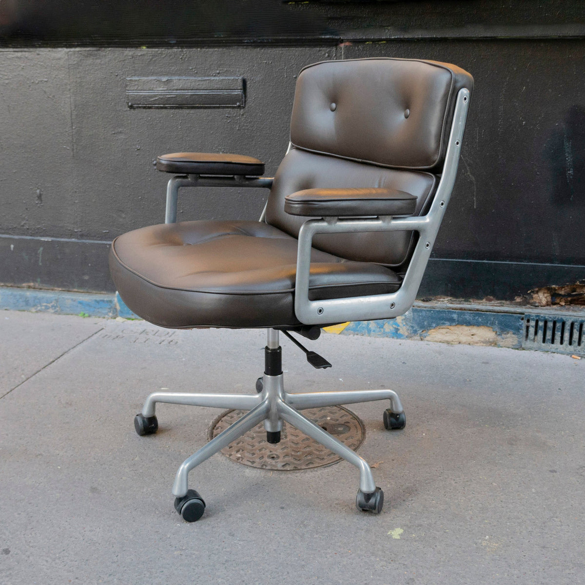 Fauteuil Lobby Chair Marron de Charles & Ray Eames - Vitra - Vintage-The Woods Gallery