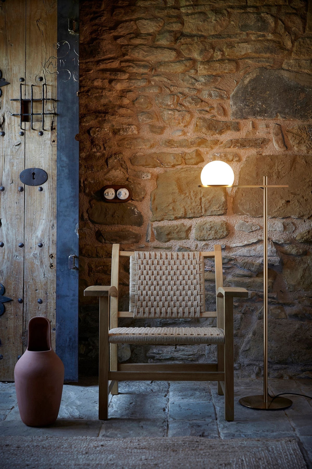 Lampadaire Circ - Estiluz-Noir-Utilisation intérieure-The Woods Gallery