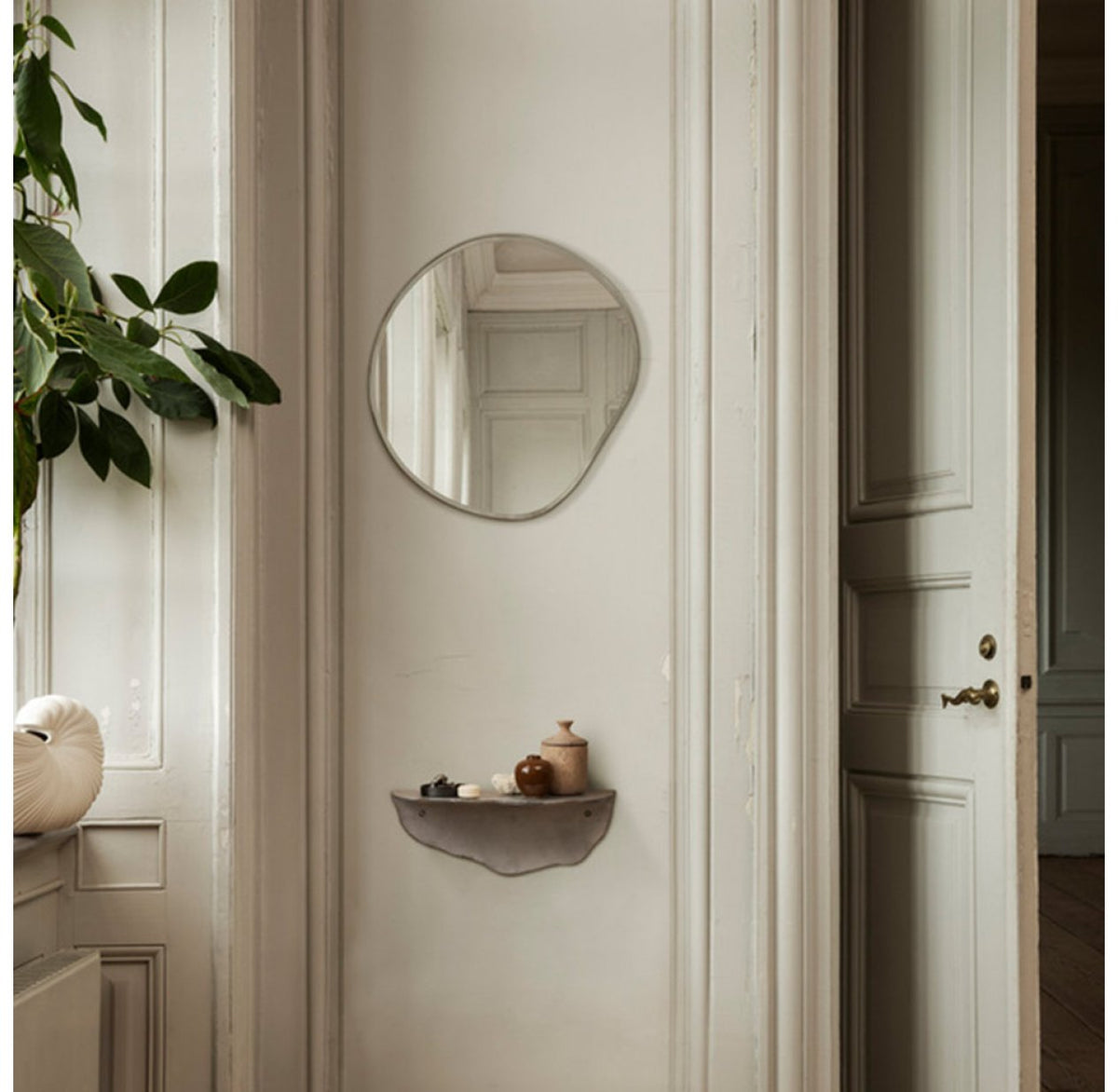 Miroir Pond rond XL Dark Chrome de Trine Andersen - Ferm Living-The Woods Gallery