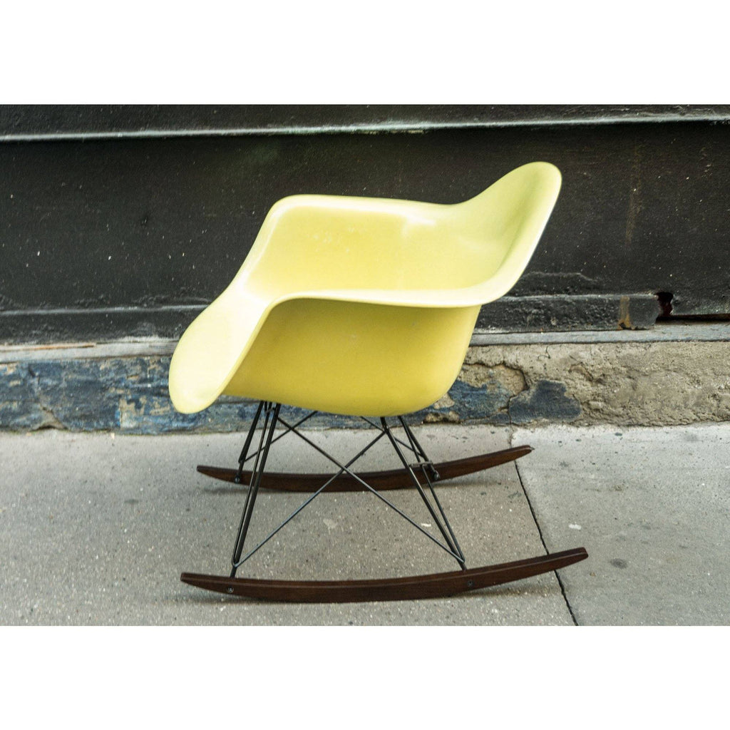 Rocking chair Lemon Yellow de Charles & Ray Eames - Herman Miller - Vintage-The Woods Gallery