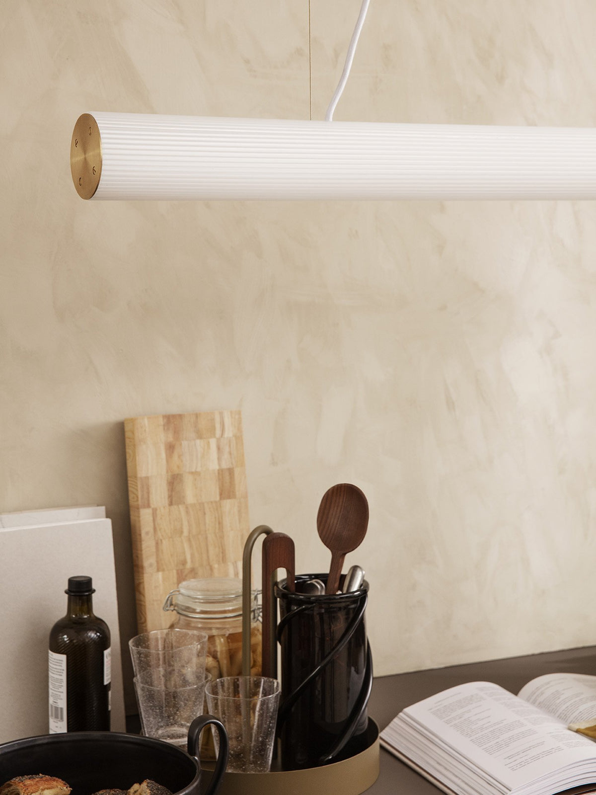 Suspension Vuelta de Trine Andersen - Ferm Living-Blanc-Laiton-Ø 8,4 x H 100 cm-The Woods Gallery