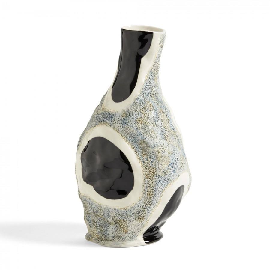 Vase Glossy Cow de Jessica Hans - Hay-vue de trois quarts sur fond blanc-The Woods Gallery