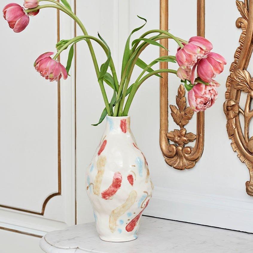 Vase Miro de Jessica Hans - Hay-avec des fleurs roses devant une boiserie dorée-The Woods Gallery