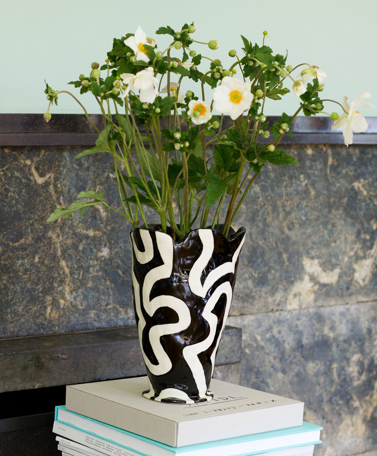 Vase Shadow de Jessica Hans - Hay-garni de marguerites, posé sur des livres-The Woods Gallery