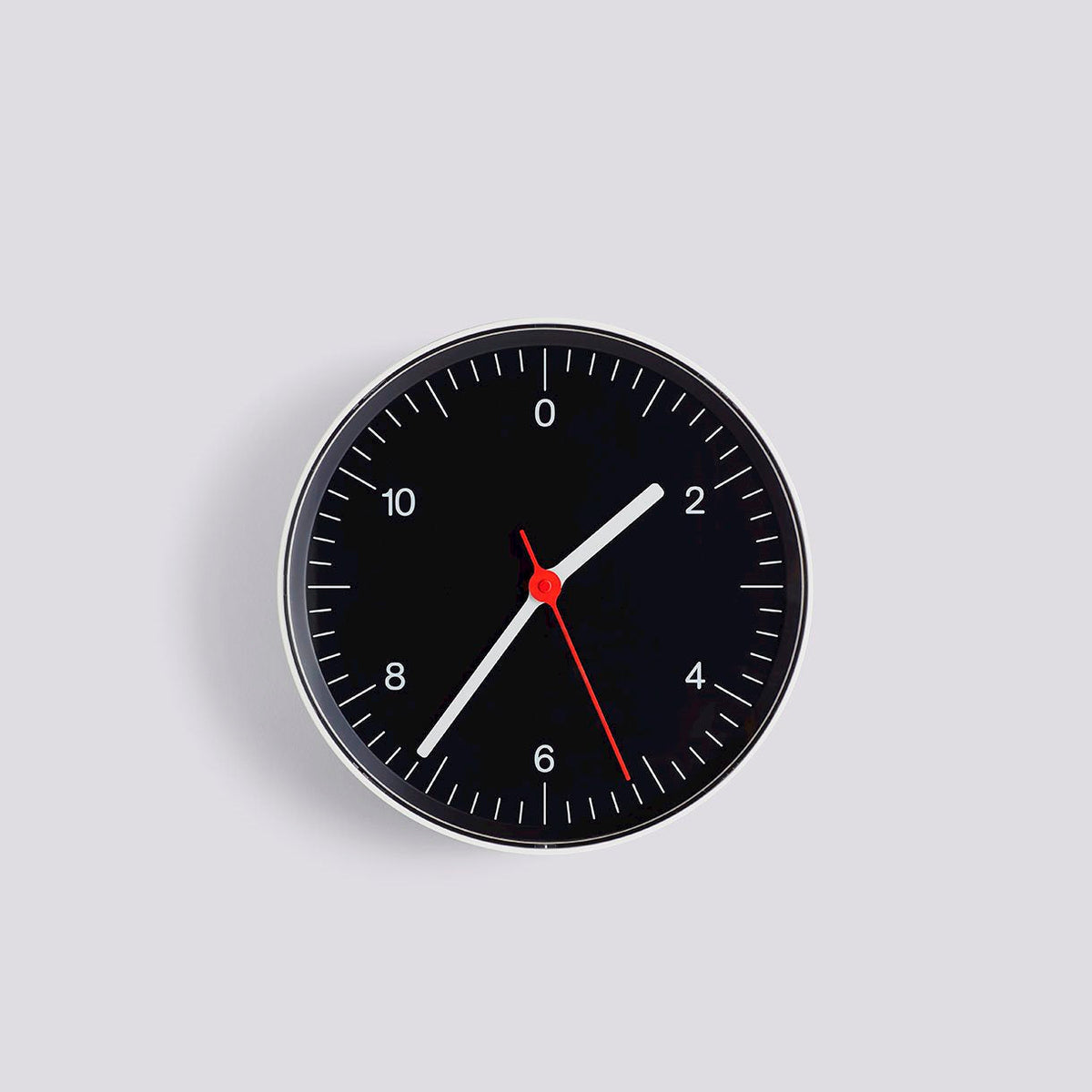 Wall Clock horloge de Jasper Morrison - Hay-Noir-The Woods Gallery