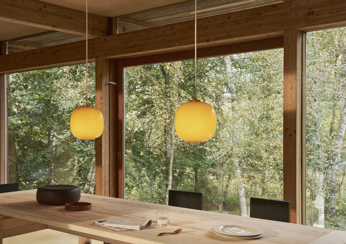 Suspension VL 45 Radiohus au-dessus d'une table a manger - Louis Poulsen