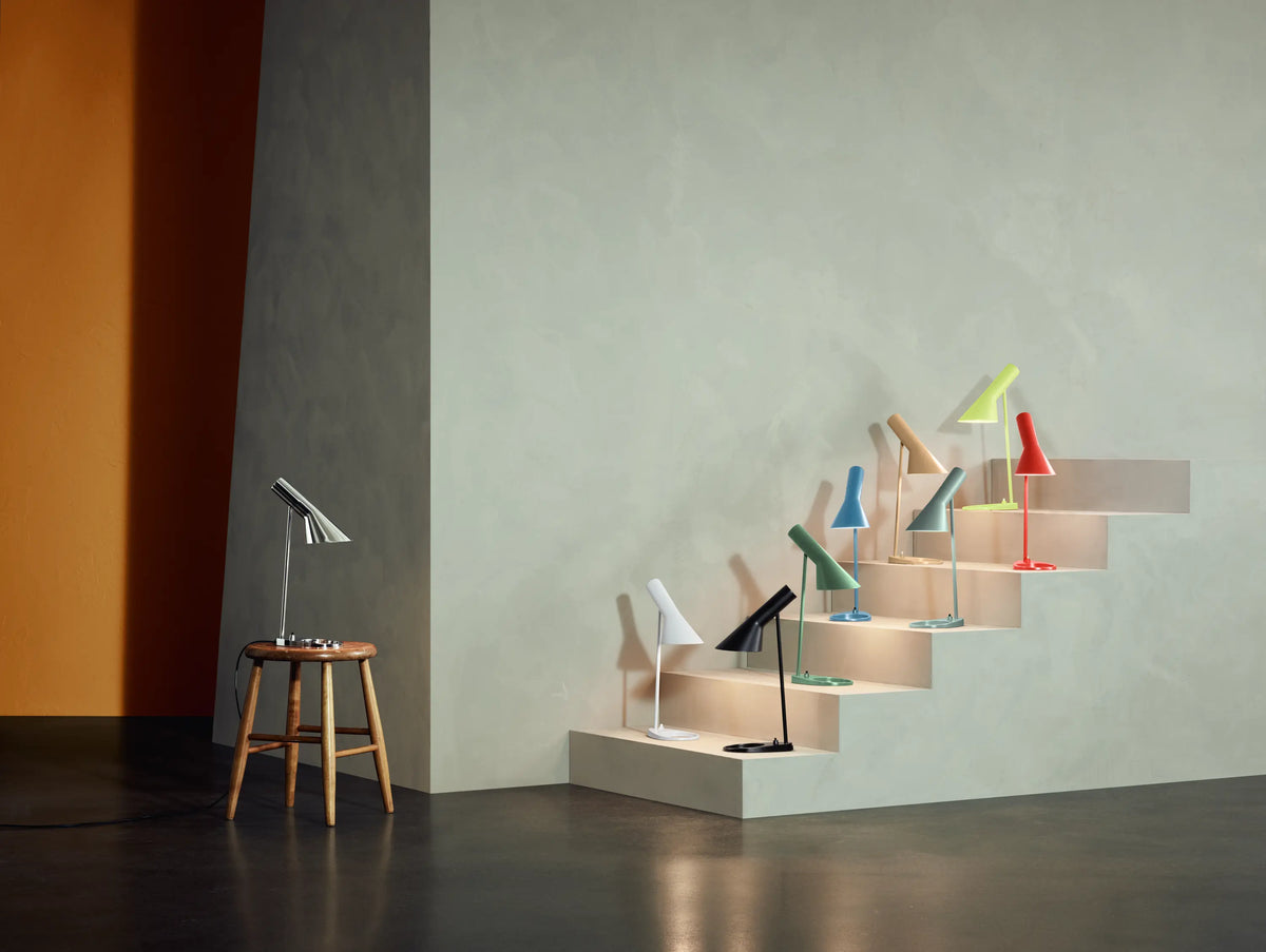 Lampes AJ d'Arne Jacobsen en scénographie colorée - Louis Poulsen