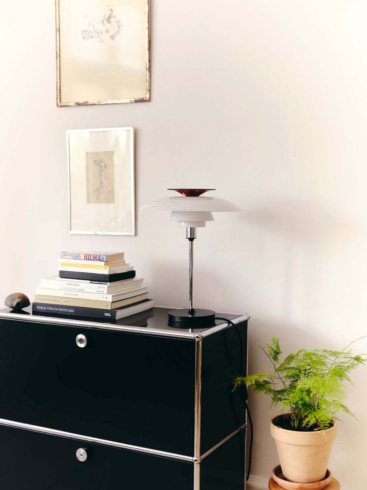 Lampe de table PH 80 de Poul Henningsen en ambiance - Louis Poulsen