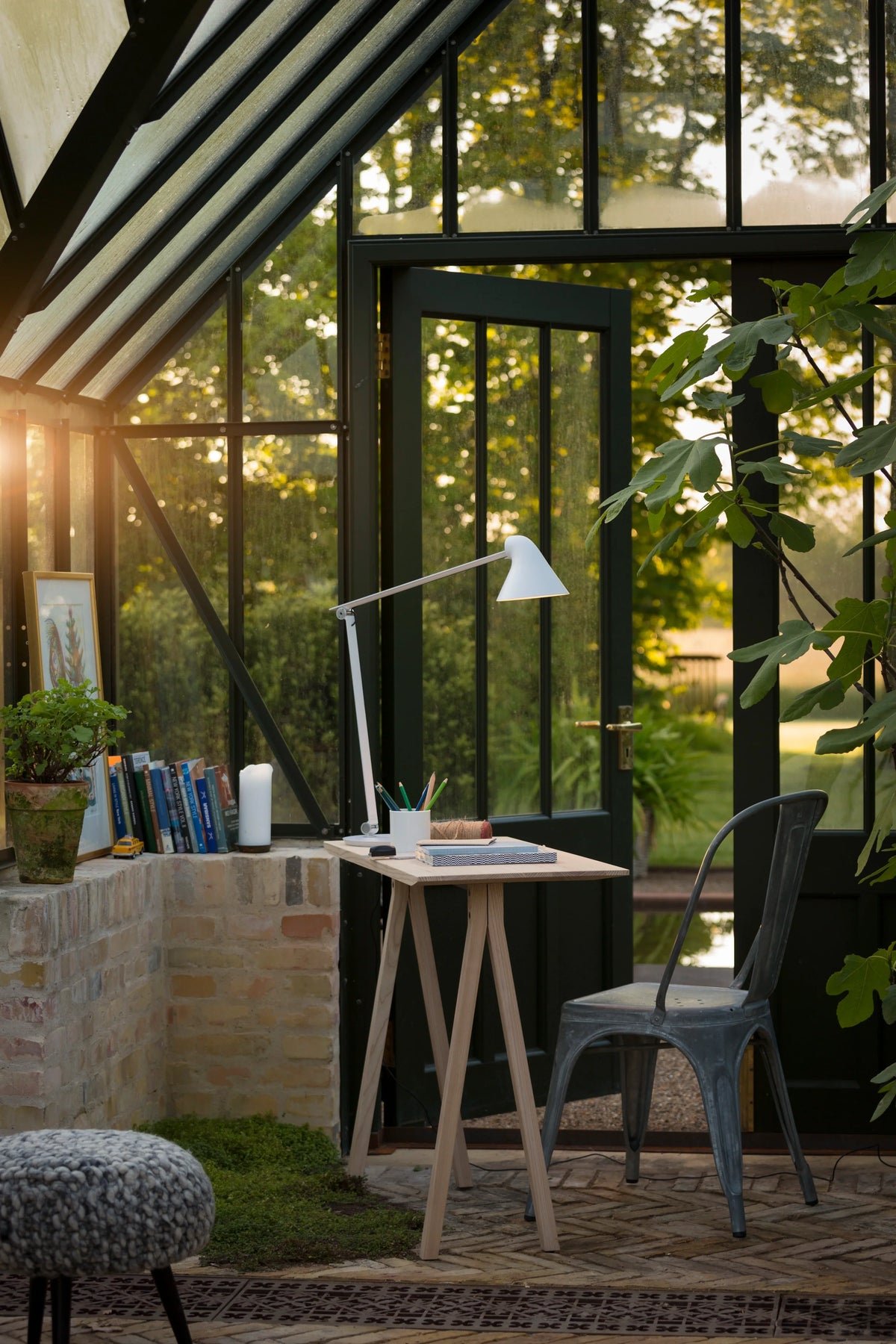 Lampe NJP de Louis Poulsen, design nendo, en situation