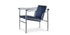 Fauteuil 1 dossier basculant (LC1) Villa Church - Cassina-vue de trois quarts, coussins bleus et structure chromée-Cassina