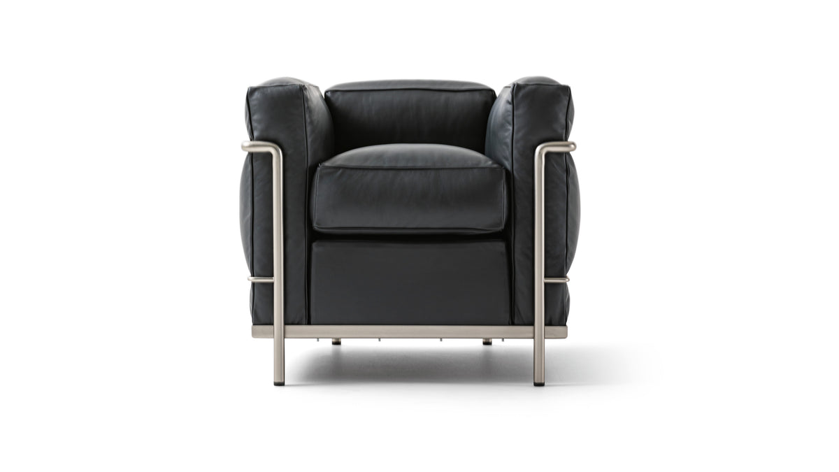 Fauteuil 2 Grand Confort (LC2) petit modèle - Cassina-packshot en cuir noir, structure chromée-The Woods Gallery