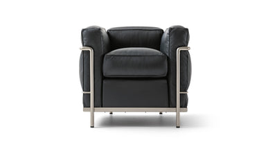 Fauteuil 2 Grand Confort (LC2) petit modèle - Cassina-packshot en cuir noir, structure chromée-The Woods Gallery