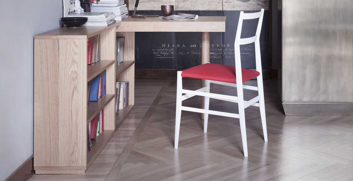 Table de travail (LC16) Nantes-Rezé de Le Corbusier - Cassina-bibliothèque en chêne, bureau et chaise blanche à assise rouge-Cassina