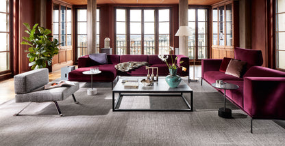 Fauteuil 512 Ombra de Charlotte Perriand - Cassina-en situation dans un grand salon bordeaux-Cassina