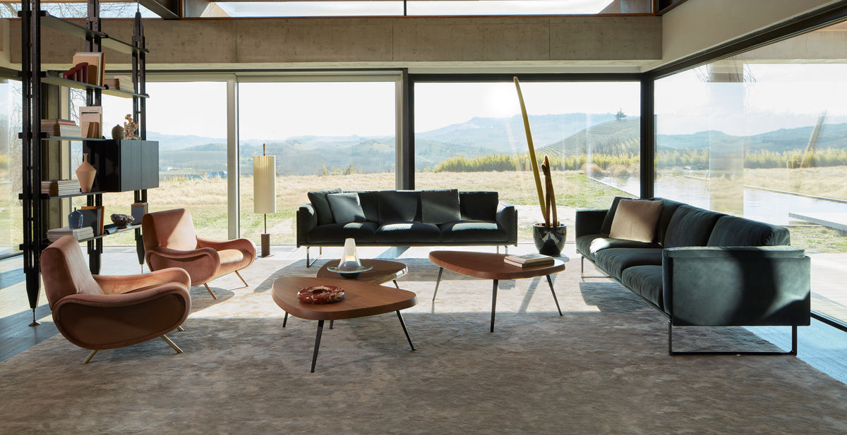 Table basse 527 Mexique L 118 cm de Charlotte Perriand - Cassina-tables basses Mexique dans un séjour vitré ouvert sur les collines-The Woods Gallery