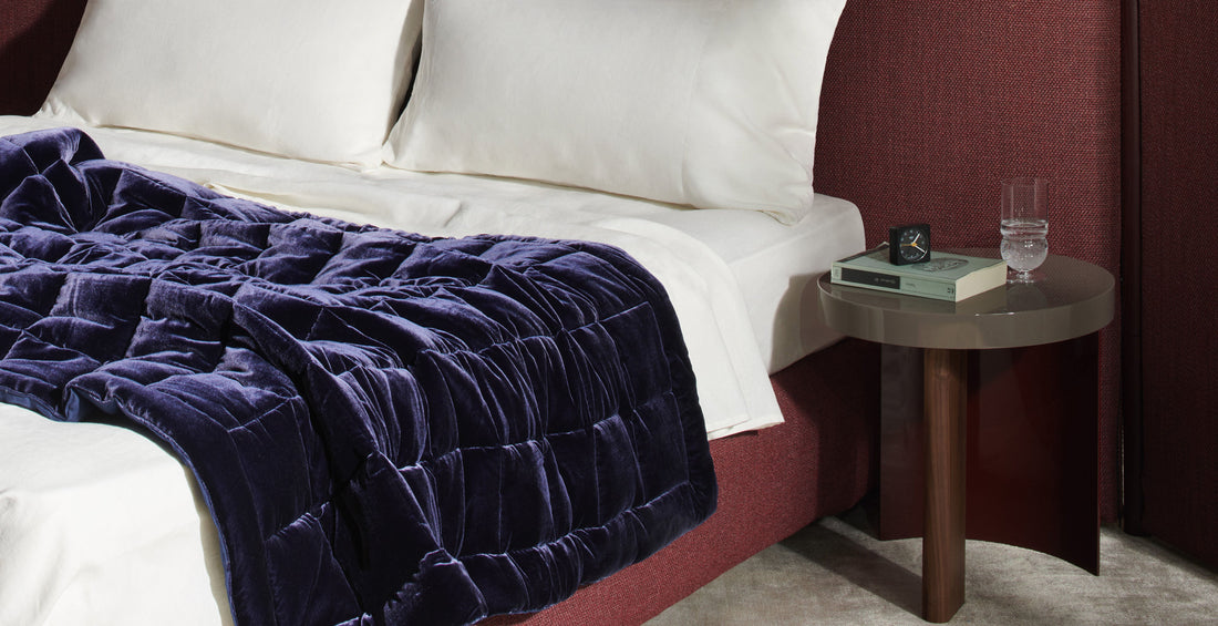 Plaid réversible Bluesky - Cassina-en situation sur un lit, plaid bleu nuit en velours-Cassina