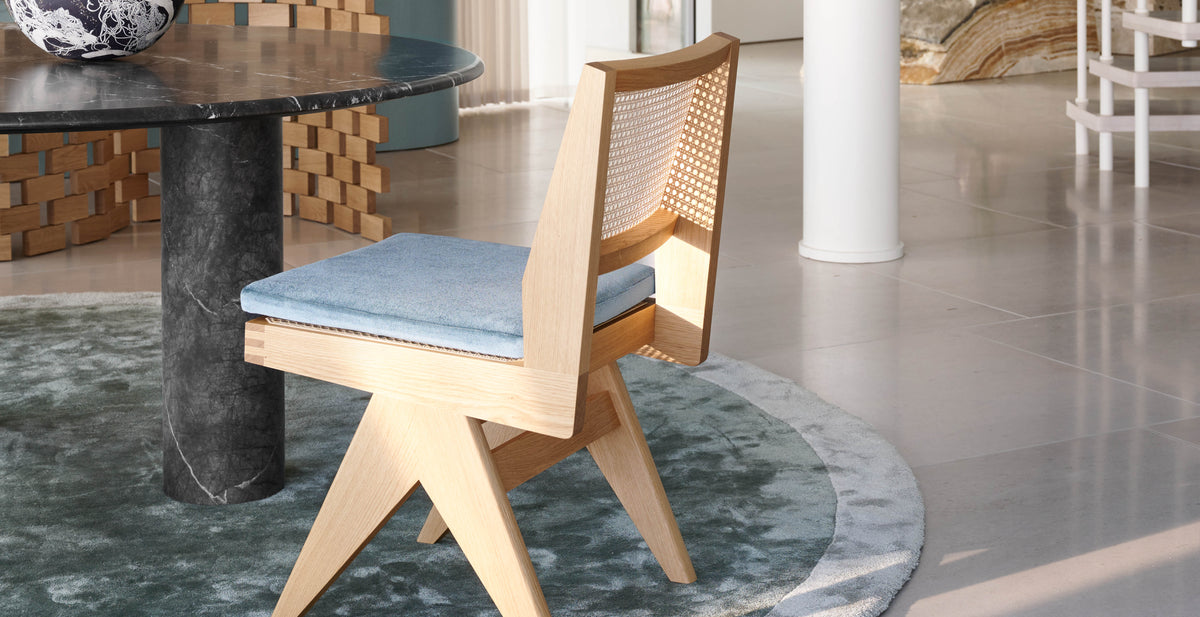 Chaise 055 Capitol Complex de Pierre Jeanneret - Cassina-vue de profil, assise bleu clair, sur tapis rond-Cassina