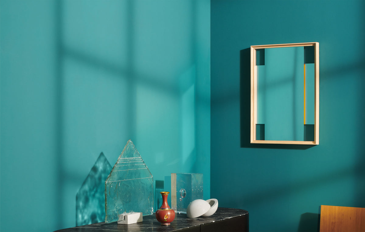 Miroir 083 Deadline 2 Crossing Paths de Ron Gilad - Cassina-miroir Crossing Paths au cadre clair sur un mur bleu canard-The Woods Gallery