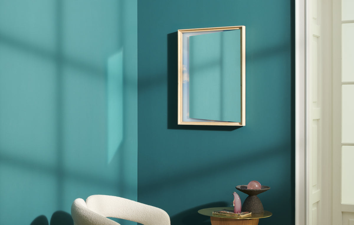 Miroir 083 Deadline Daydream de Ron Gilad - Cassina-miroir Daydream sur un mur bleu canard-The Woods Gallery