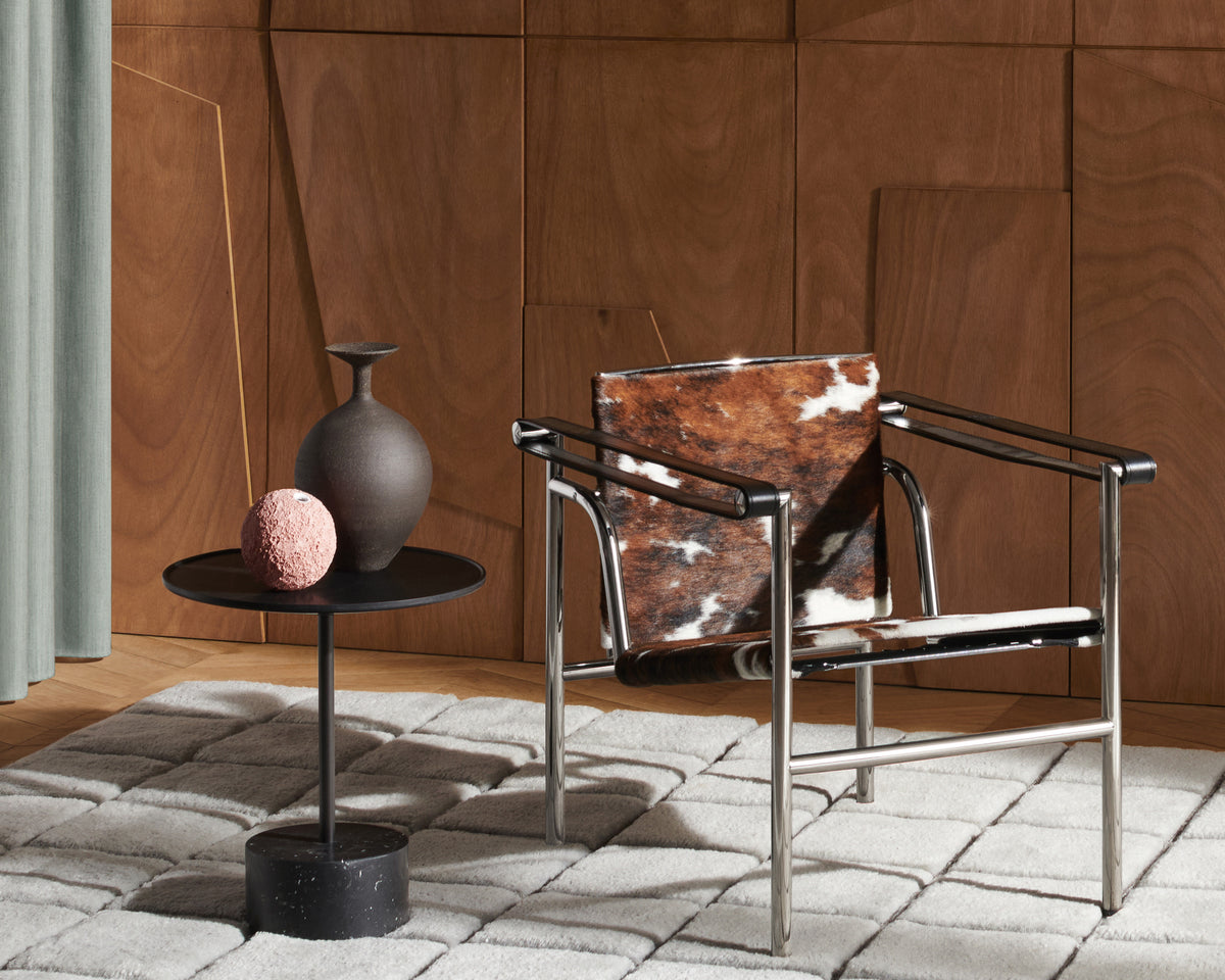 Fauteuil 1 de Le Corbusier, P. Jeanneret, C. Perriand - Cassina-en situation, peau tachetée marron et blanc, structure chromée-The Woods Gallery