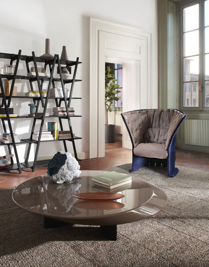 Table basse en bois laqué 520 Accordo de Charlotte Perriand - Cassina-table basse Accordo taupe dans un salon à grandes fenêtres-The Woods Gallery