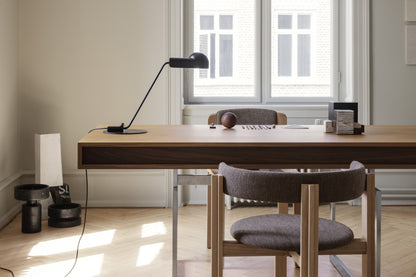 Lampe à poser Domo de Joe Colombo - Cassina-en situation sur un bureau en bois, près d&
